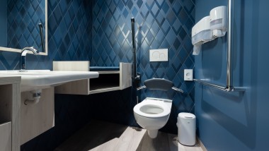 Geberit bietet eine Vielfalt an WC-Keramiken und Waschtischen. Die Serie Renova ist auch für die Ausstattung von barrierefreien Toiletten bestens geeignet. (c) Geberit/Anna Stöcher
