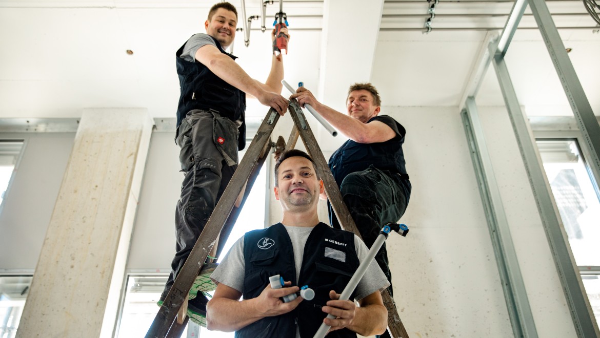 Johannes Höfler (Mitte) von Hübl Haustechnik und sein Team auf der Baustelle. (c) Sandra Skamletz/Geberit Johannes Höfler (Mitte) von Hübl Haustechnik und sein Team auf der Baustelle. (c) Sandra Skamletz/Geberit