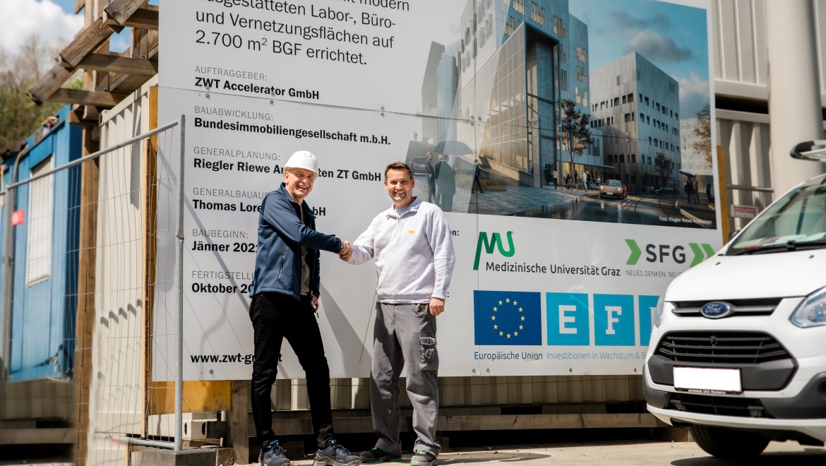 Rudolf Stieber (Geberit) und Johannes Höfler (Hübl Haustechnik) vor der Baustelle. (c) Sandra Skamletz/Geberit Rudolf Stieber (Geberit) und Johannes Höfler (Hübl Haustechnik) vor der Baustelle. (c) Sandra Skamletz/Geberit