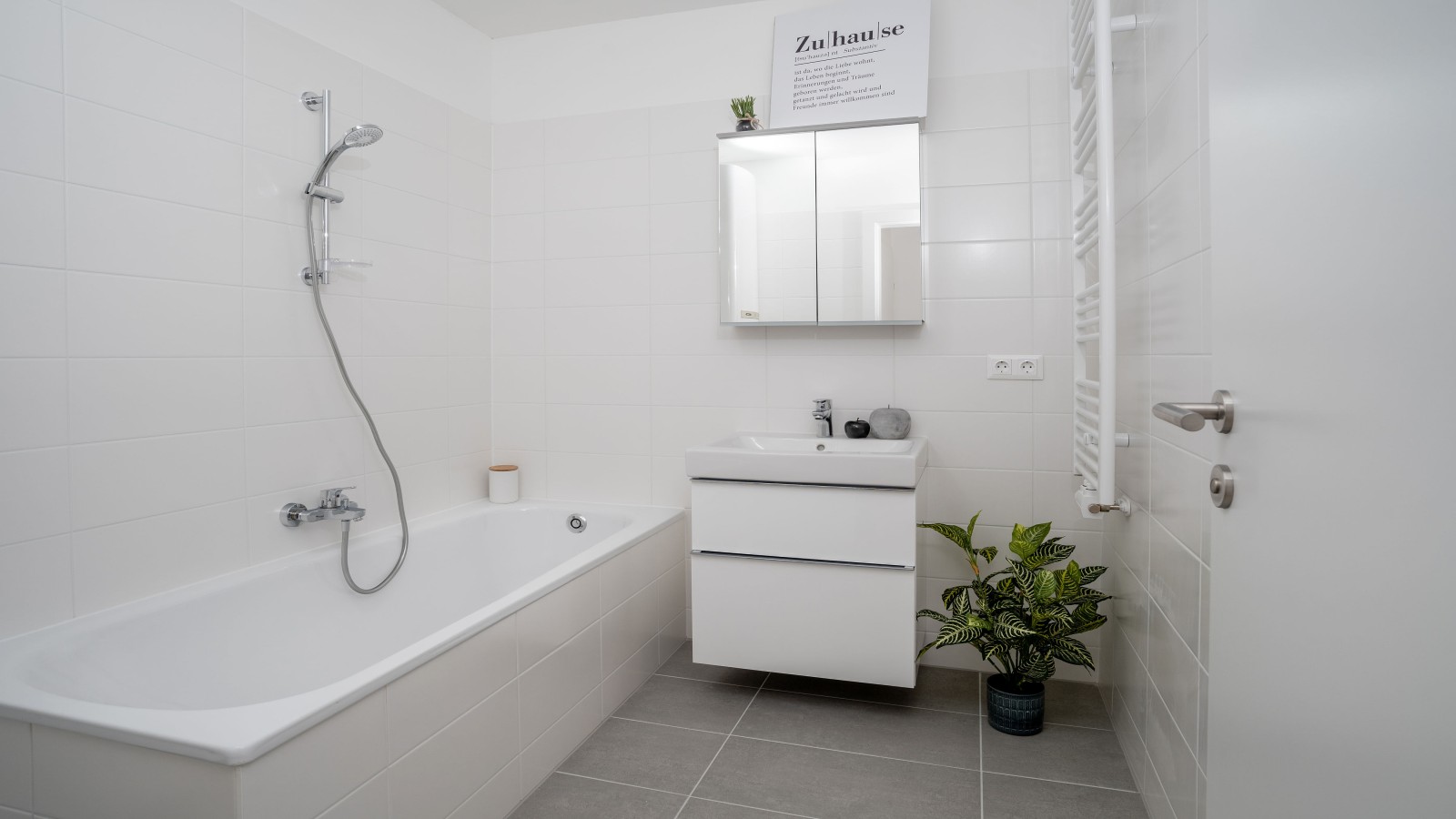 Das Badezimmer mit der Serie Geberit iCon und einer Badewanne mit Geberit Ablaufgarnitur – eine von drei möglichen Ausstattungsvarianten. © Tobias Singer