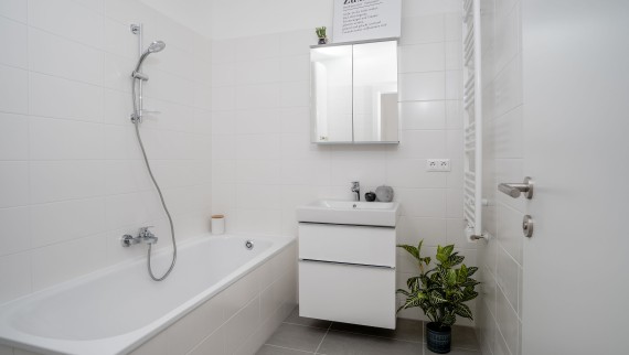 Das Badezimmer mit der Serie Geberit iCon und einer Badewanne mit Geberit Ablaufgarnitur – eine von drei möglichen Ausstattungsvarianten. © Tobias Singer Das Badezimmer mit der Serie Geberit iCon und einer Badewanne mit Geberit Ablaufgarnitur – eine von drei möglichen Ausstattungsvarianten. © Tobias Singer