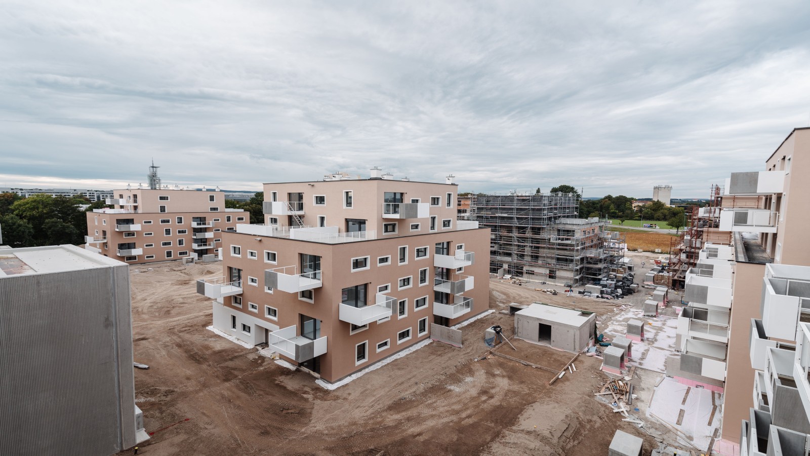 Im Inneren der umliegenden Randbebauung werden rund um die fünf Stadtvillen Themenhöfe und Gemeinschaftsgärten angelegt. © Tobias Singer Im Inneren der umliegenden Randbebauung werden rund um die fünf Stadtvillen Themenhöfe und Gemeinschaftsgärten angelegt. © Tobias Singer