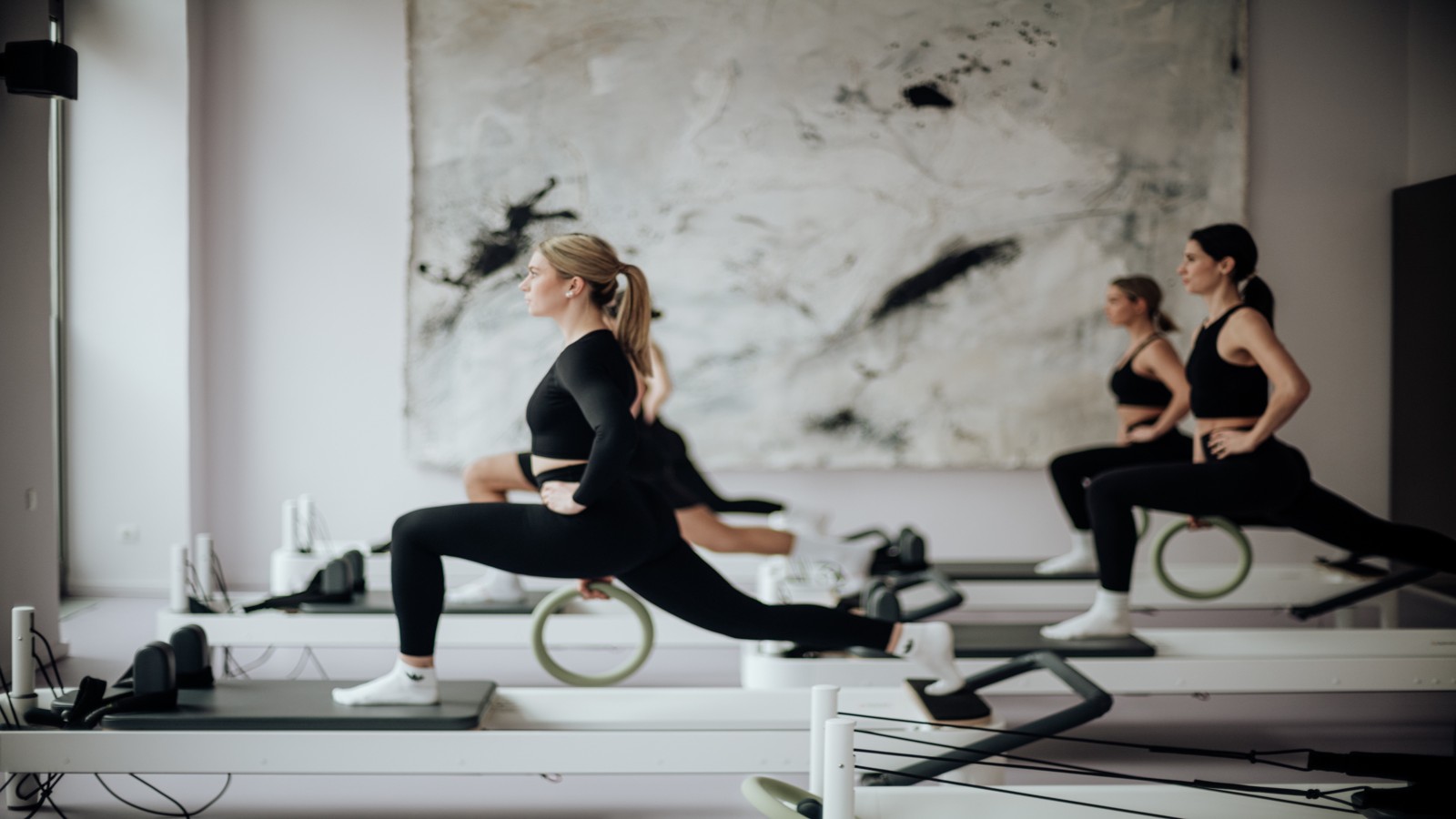 Workout vor den wandfüllenden Gemälden des Künstler-Ehepaars Ciuciu. (c) Niklas Stadler Workout vor den wandfüllenden Gemälden des Künstler-Ehepaars Ciuciu. (c) Niklas Stadler
