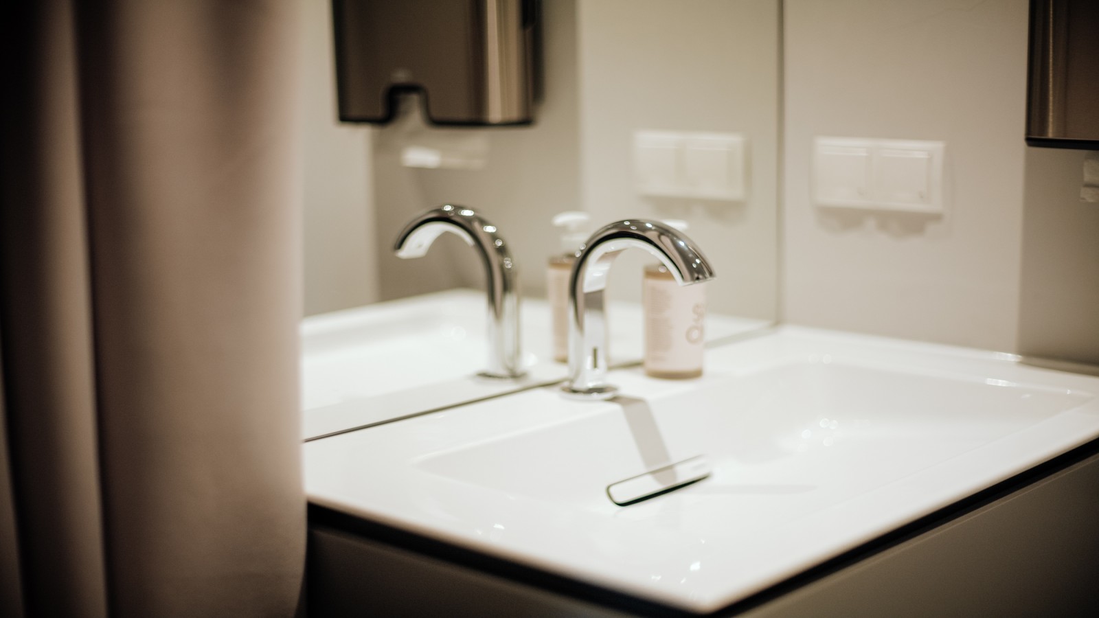 Der Spabereich wurde mit Waschtischen samt Unterschrank, elektronischen Armaturen und Duschrinnen von Geberit ausgestattet. (c) Niklas Stadler Der Spabereich wurde mit Waschtischen samt Unterschrank, elektronischen Armaturen und Duschrinnen von Geberit ausgestattet. (c) Niklas Stadler