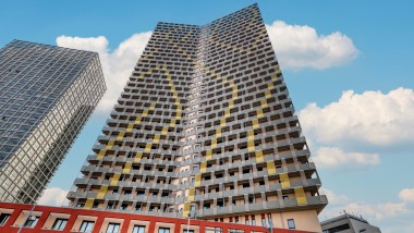 Der Q-TOWER ist Teil des neuen Stadtteil-Projekts THE MARKS. Der „goldene Turm“ sticht mit goldenen Akzenten auf der Fassade hervor. Die modernen Wohneinheiten des Gebäudes und die umliegende Infrastruktur bieten künftigen Bewohnerinnen und Bewohnern viel Lebensqualität. (c) Geberit/Stephan Huger