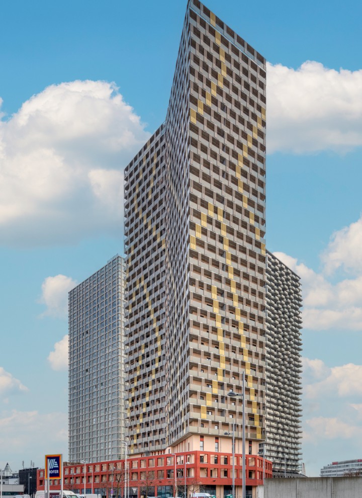 Der Q-TOWER ist Teil des neuen Stadtteil-Projekts THE MARKS. Der „goldene Turm“ sticht mit goldenen Akzenten auf der Fassade hervor. Die modernen Wohneinheiten des Gebäudes und die umliegende Infrastruktur bieten künftigen Bewohnerinnen und Bewohnern viel Lebensqualität. (c) Geberit/Stephan Huger