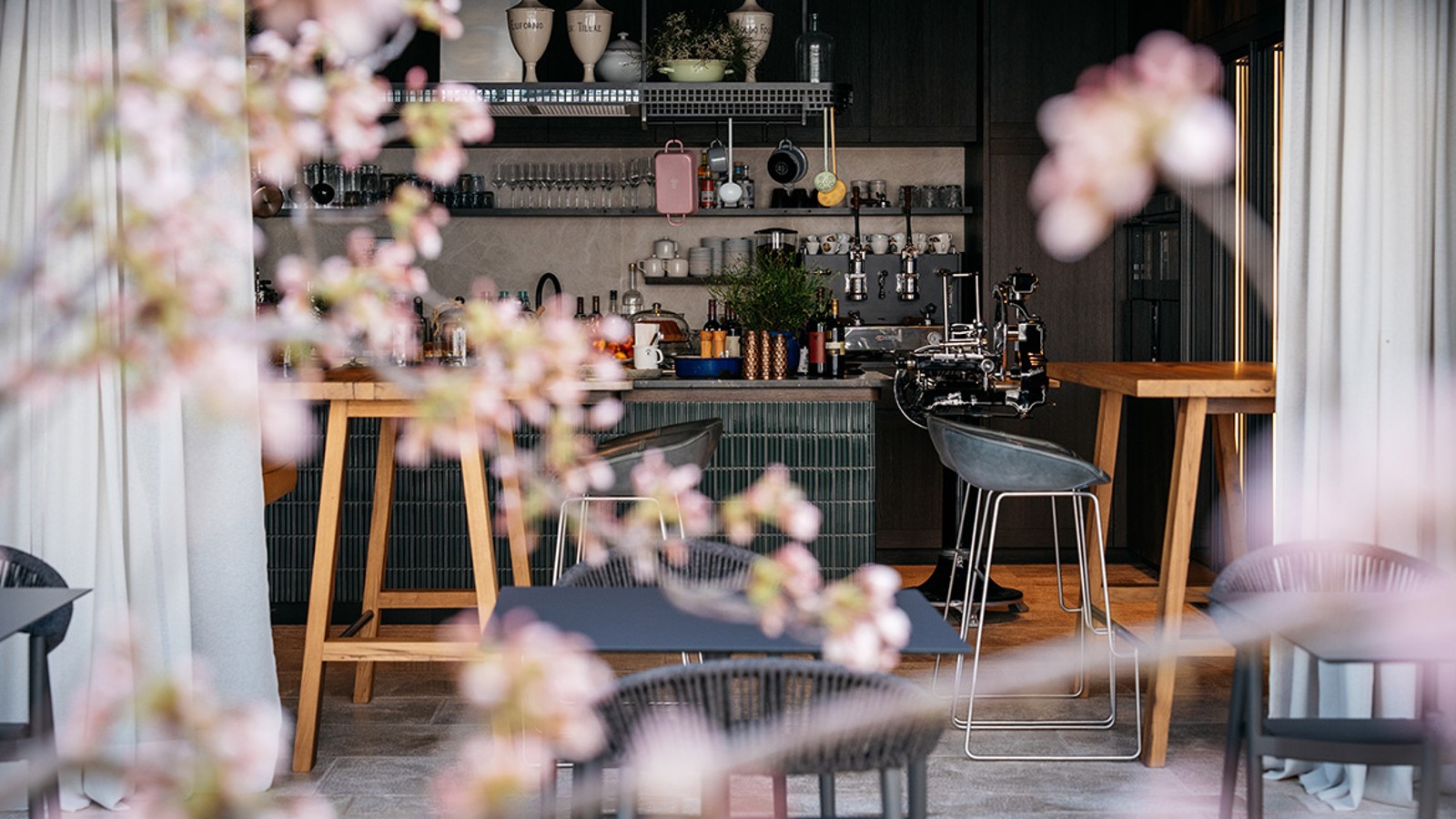 In der Salonküche trifft man sich – ganz so wie zuhause: dort ist auch oft die Küche das Zentrum der Gästeschar. © Gregor Hofbauer/Refugium Lunz In der Salonküche trifft man sich – ganz so wie zuhause: dort ist auch oft die Küche das Zentrum der Gästeschar. © Gregor Hofbauer/Refugium Lunz