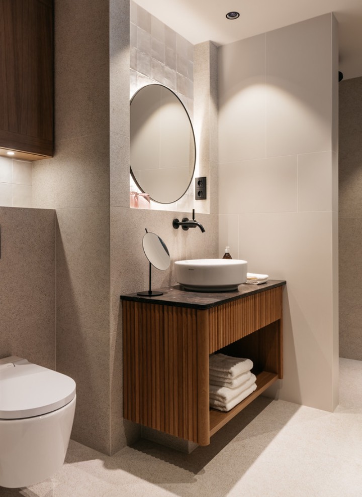 Die individuell angefertigte Einrichtung macht jedes der 23 Bäder einzigartig. Vor und hinter der Wand kommen Geberit Produkte zum Einsatz, vom VariForm Waschtisch, Dusch-WC Sela und der Betätigungsplatte Sigma bis hin zu Trink- und Abwasserleitungen. © Gregor Hofbauer/Refugium Lunz Die individuell angefertigte Einrichtung macht jedes der 23 Bäder einzigartig. Vor und hinter der Wand kommen Geberit Produkte zum Einsatz, vom VariForm Waschtisch, Dusch-WC Sela und der Betätigungsplatte Sigma bis hin zu Trink- und Abwasserleitungen. © Gregor Hofbauer/Refugium Lunz