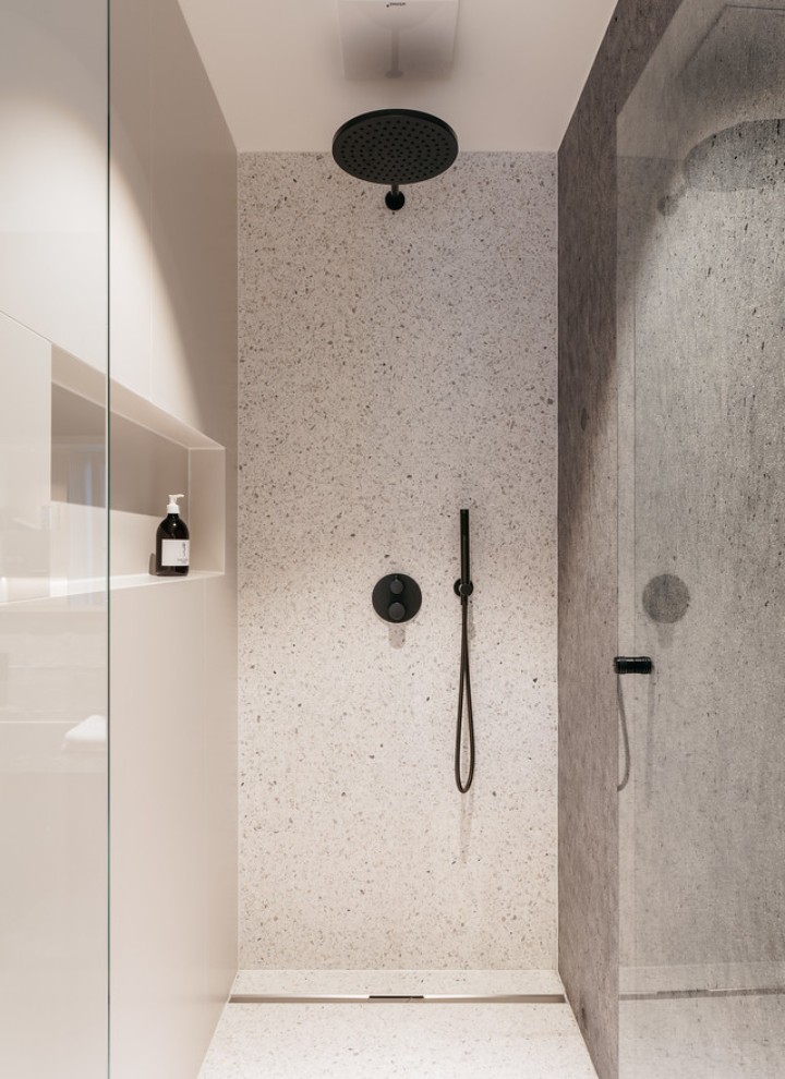 Geberit CleanLine Duschrinnen sorgen für einen reibungslosen Wasserablauf in den großzügigen bodenebenen Duschen. © Gregor Hofbauer/Refugium Lunz Geberit CleanLine Duschrinnen sorgen für einen reibungslosen Wasserablauf in den großzügigen bodenebenen Duschen. © Gregor Hofbauer/Refugium Lunz