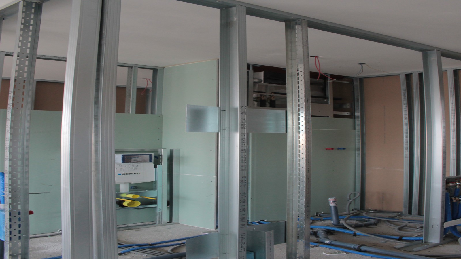 Anschließen der Rohrleitungen durch den Installateur Anschließen der Rohrleitungen durch den Installateur