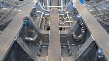 Im Schiffsrumpf des Polizeiboots werden die Mapress Leitungen für die Heizung und Kühlung verlegt, bevor der Innenausbau beginnt. Alle verwendeten Materialien, so auch die Mapress Edelstahl und Mapress Therm Rohrsysteme, werden im Schiffsbau harten Zulassungsprüfungen unterzogen. Foto Geberit/Gregor Hartl