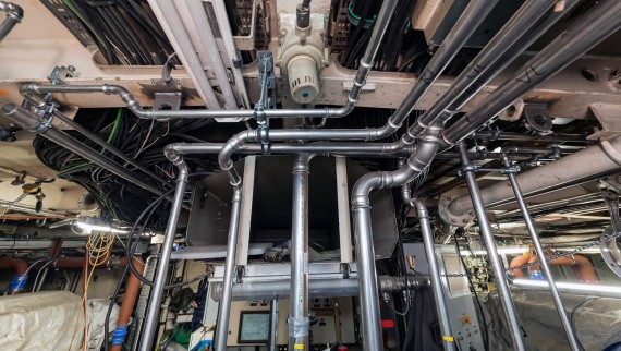 Ein Blick in den Maschinenraum eines Frachtschiffs: Auf engstem Raum befinden sich sämtliche Strom- und Versorgungsleitungen für Motoren, Pumpen, Generatoren. Geberit Mapress wird hier für Treibstoff-, AdBlue-, Kälte- und Heizungsverrohrung verwendet. Foto Geberit/Gregor Hartl