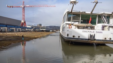 Für größere Inspektionen und Wartungen werden Schiffe – hier die Emerald Dawn – über die 270 Meter lange Slipanlage an Land gezogen. Dieser Vorgang dauert circa 1 Stunde, und erfordert Fingerspitzengefühl. Foto Geberit/Gregor Hartl
