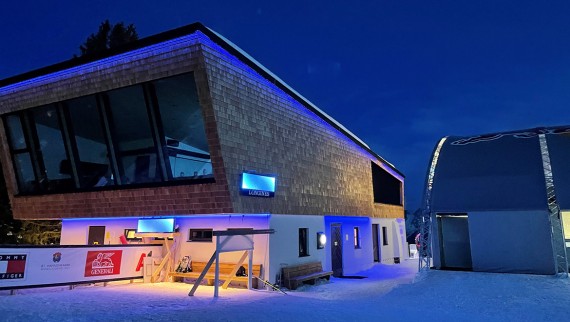 Starthaus Kitzbühel bei Nacht
