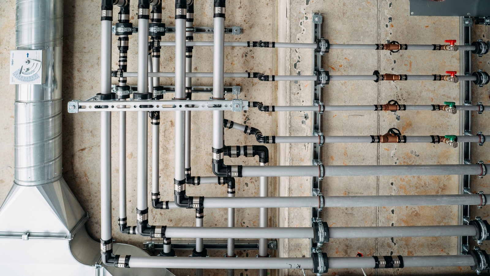 Geberit FlowFit: Nur zwei Pressbacken für die Verpressung von acht Dimensionen. Foto: Tobias Singer Geberit FlowFit: Nur zwei Pressbacken für die Verpressung von acht Dimensionen. Foto: Tobias Singer