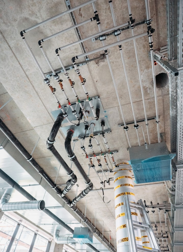 Mit den Silent-Pro SuperTube Fittings von Geberit kann die Abwasserleitung über sechs Meter ohne Gefälle verlegt werden. Foto: Tobias Singer