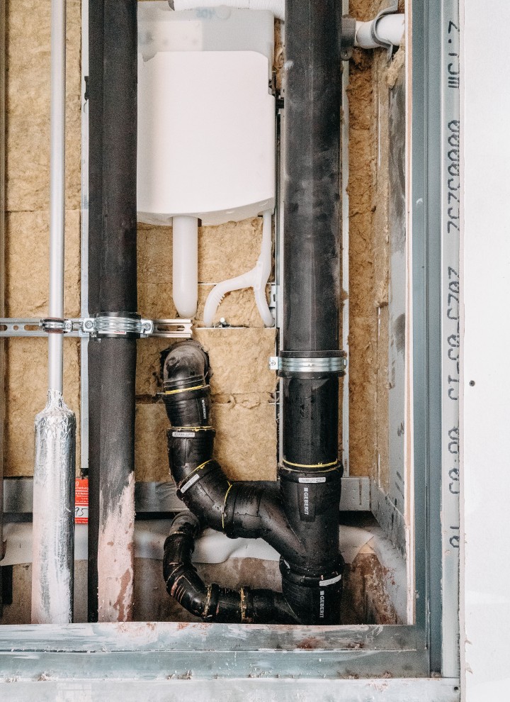 Die Abwasserleitung des Spülkastens kann mit Geberit SuperTube Fittings direkt an den Fallstrang angeschlossen werden. Foto: Tobias Singer