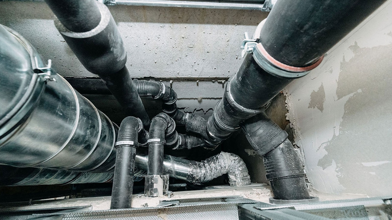 Die Silent-Pro SuperTube Technologie mit ihren strömungsoptimierten Fittings spart Platz im Schacht: die Nebenleitung zur Entlüftung entfällt. Im Abwasserrohr bildet sich eine durchgehende Luftsäule, sodass kein unerwünschter Überdruck entstehen kann. (c) Geberit / Tobias Singer Die Silent-Pro SuperTube Technologie mit ihren strömungsoptimierten Fittings spart Platz im Schacht: die Nebenleitung zur Entlüftung entfällt. Im Abwasserrohr bildet sich eine durchgehende Luftsäule, sodass kein unerwünschter Überdruck entstehen kann. (c) Geberit / Tobias Singer