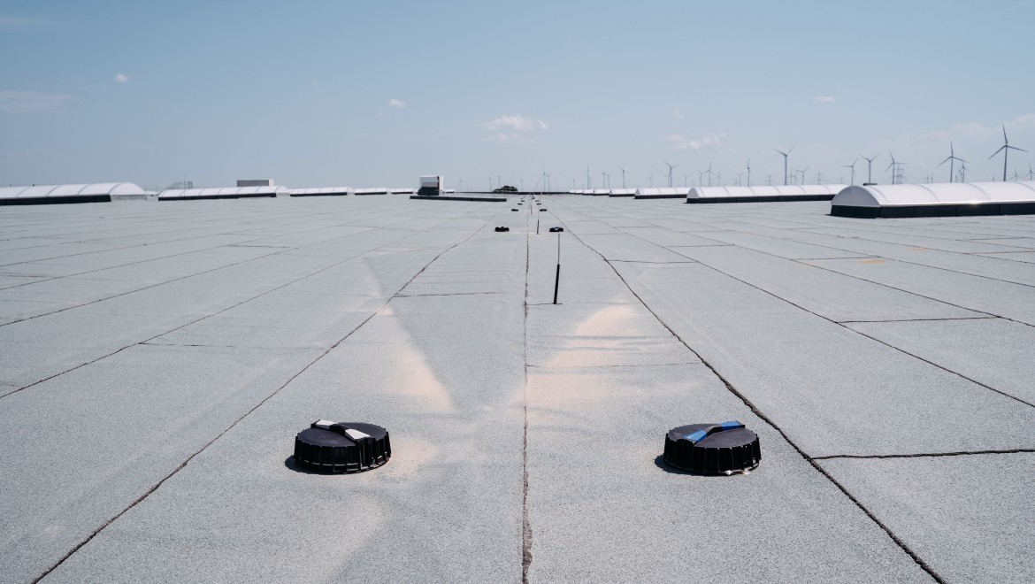 880 Gullys entwässern die österreichweit größte Dachfläche mit Geberit Pluvia. Knappe 200.000 m2 misst das Dach des neuen XXXLutz Zentrallagers in Zurndorf (Burgenland).. Die Installation der Pluvia Dachentwässerung auf dem Bauabschnitt 2 erfolgte durch die Firma Molin GmbH & Co KG in Wels. 880 Gullys entwässern die österreichweit größte Dachfläche mit Geberit Pluvia. Knappe 200.000 m2 misst das Dach des neuen XXXLutz Zentrallagers in Zurndorf (Burgenland).. Die Installation der Pluvia Dachentwässerung auf dem Bauabschnitt 2 erfolgte durch die Firma Molin GmbH & Co KG in Wels.