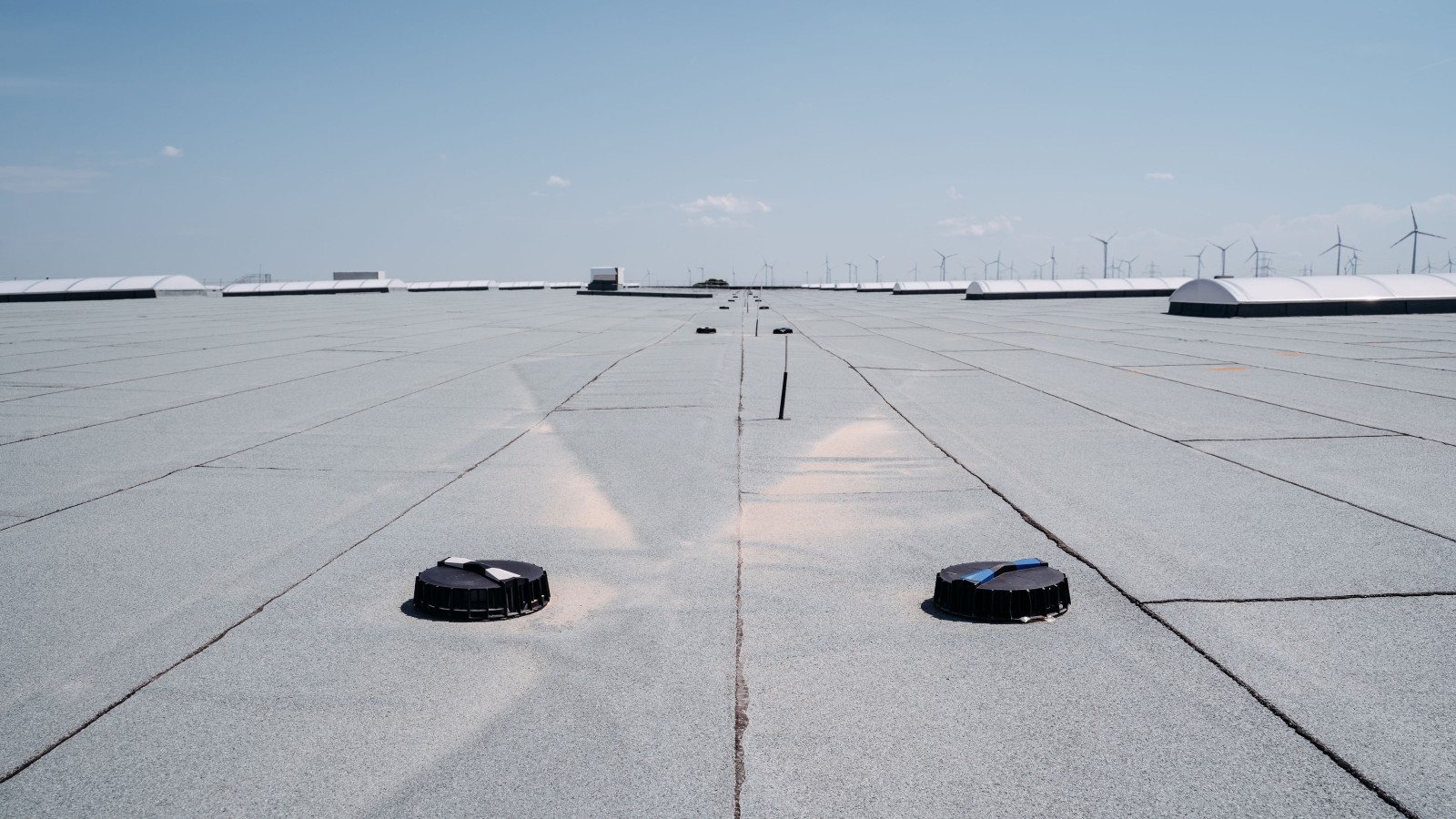 880 Gullys entwässern die österreichweit größte Dachfläche mit Geberit Pluvia. Knappe 200.000 m2 misst das Dach des neuen XXXLutz Zentrallagers in Zurndorf (Burgenland).. Die Installation der Pluvia Dachentwässerung auf dem Bauabschnitt 2 erfolgte durch die Firma Molin GmbH & Co KG in Wels.