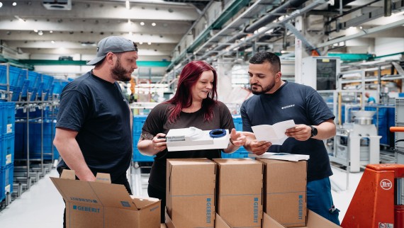 Sarah Berner und ihre Kollegen im Werk in Pottenbrunn (c) Geberit / Tobias Singer