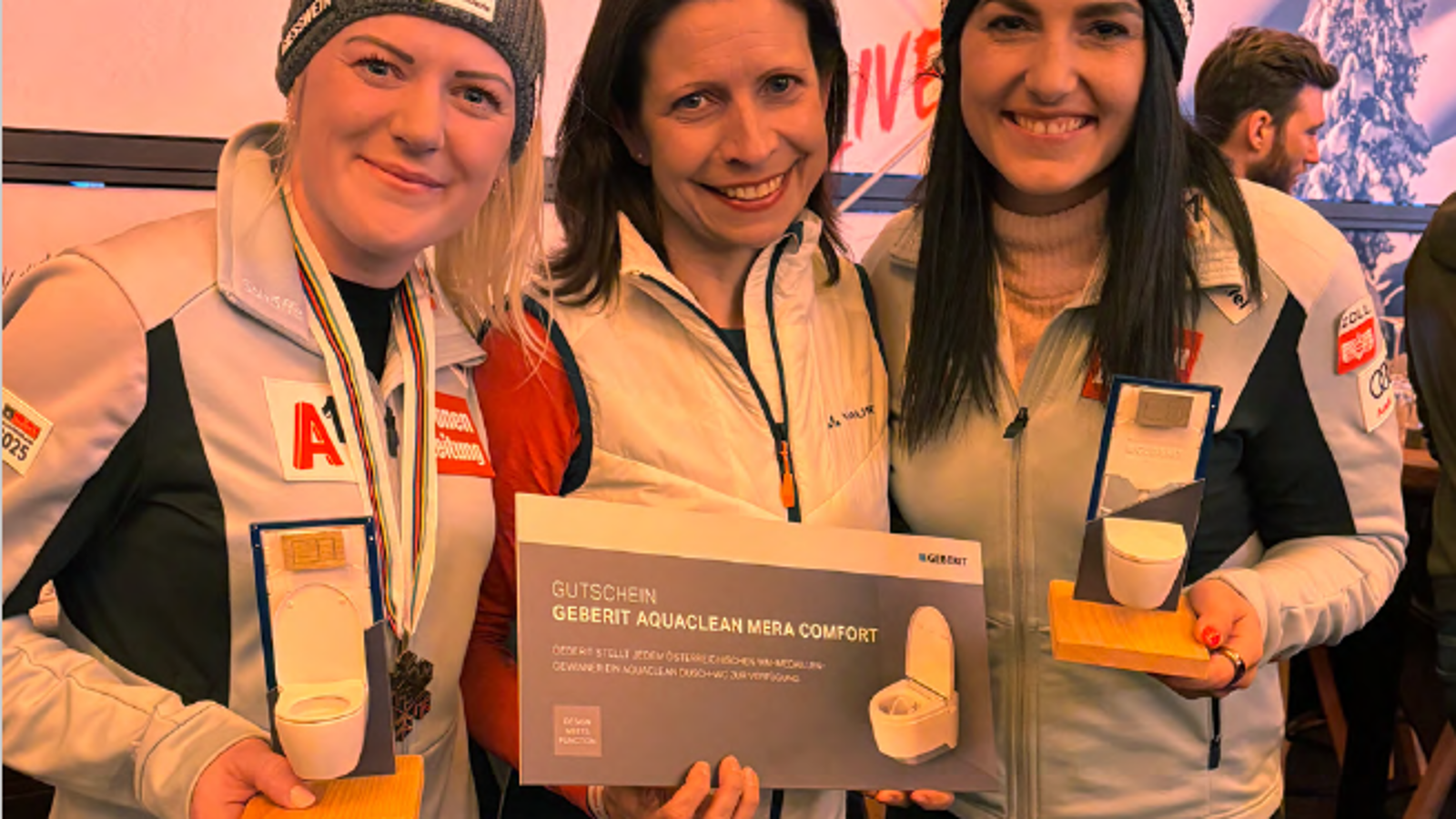 Medaillen-Gewinnerinnen bei der Übergabe der Dusch-WCs Medaillen-Gewinnerinnen bei der Übergabe der Dusch-WCs
