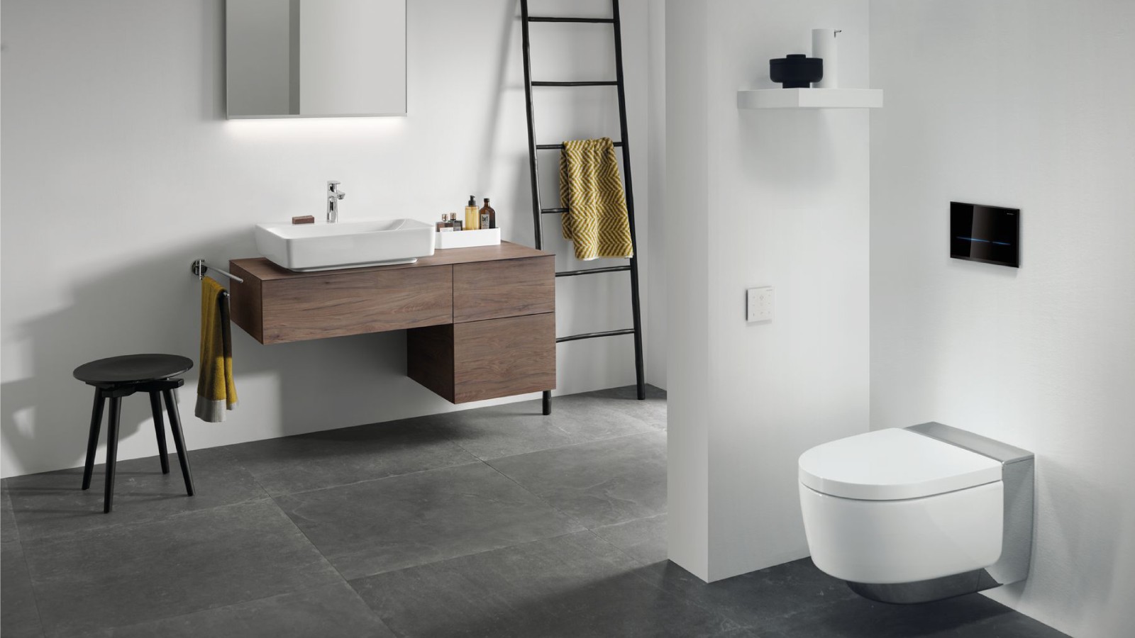 Geberit AquaClean Mera, Betätigungsplatte Sigma70 und Geberit VariForm Waschtisch. ((c) Geberit) Geberit AquaClean Mera, Betätigungsplatte Sigma70 und Geberit VariForm Waschtisch. ((c) Geberit)