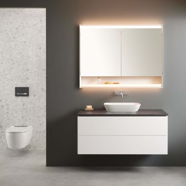 Geberit ONE Badserie mit Option Lichtspiegel und AquaClean Sela Geberit ONE Badserie mit Option Lichtspiegel und AquaClean Sela