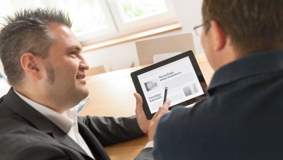 Geberit Mitarbeiter mit Kunde in Gespräch Geberit Mitarbeiter mit Kunde in Gespräch