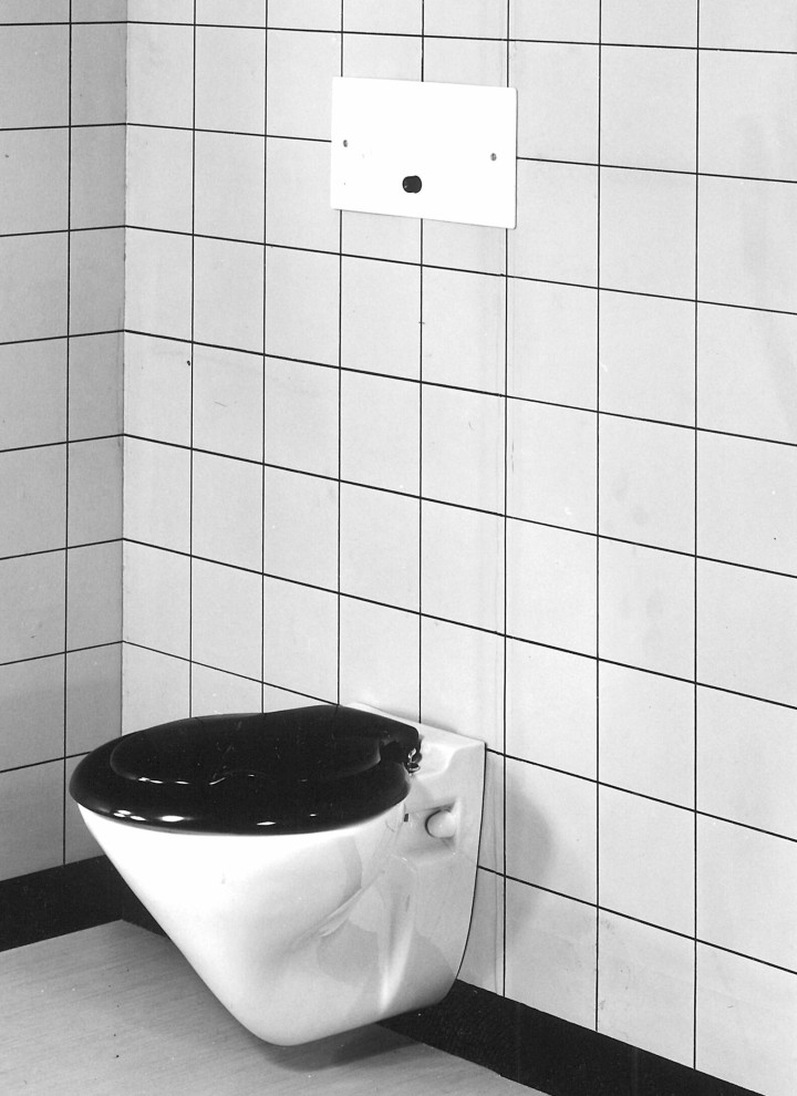 Für knappe Raumverhältnisse: dank dem „Wandeinbau- Spülkasten Nr. 15.000“ hat das Wand-WC eine Ausladung von nur 54 cm Für knappe Raumverhältnisse: dank dem „Wandeinbau- Spülkasten Nr. 15.000“ hat das Wand-WC eine Ausladung von nur 54 cm