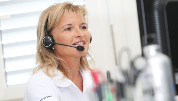 Kundendienstmitarbeiterin am Telefon Kundendienstmitarbeiterin am Telefon