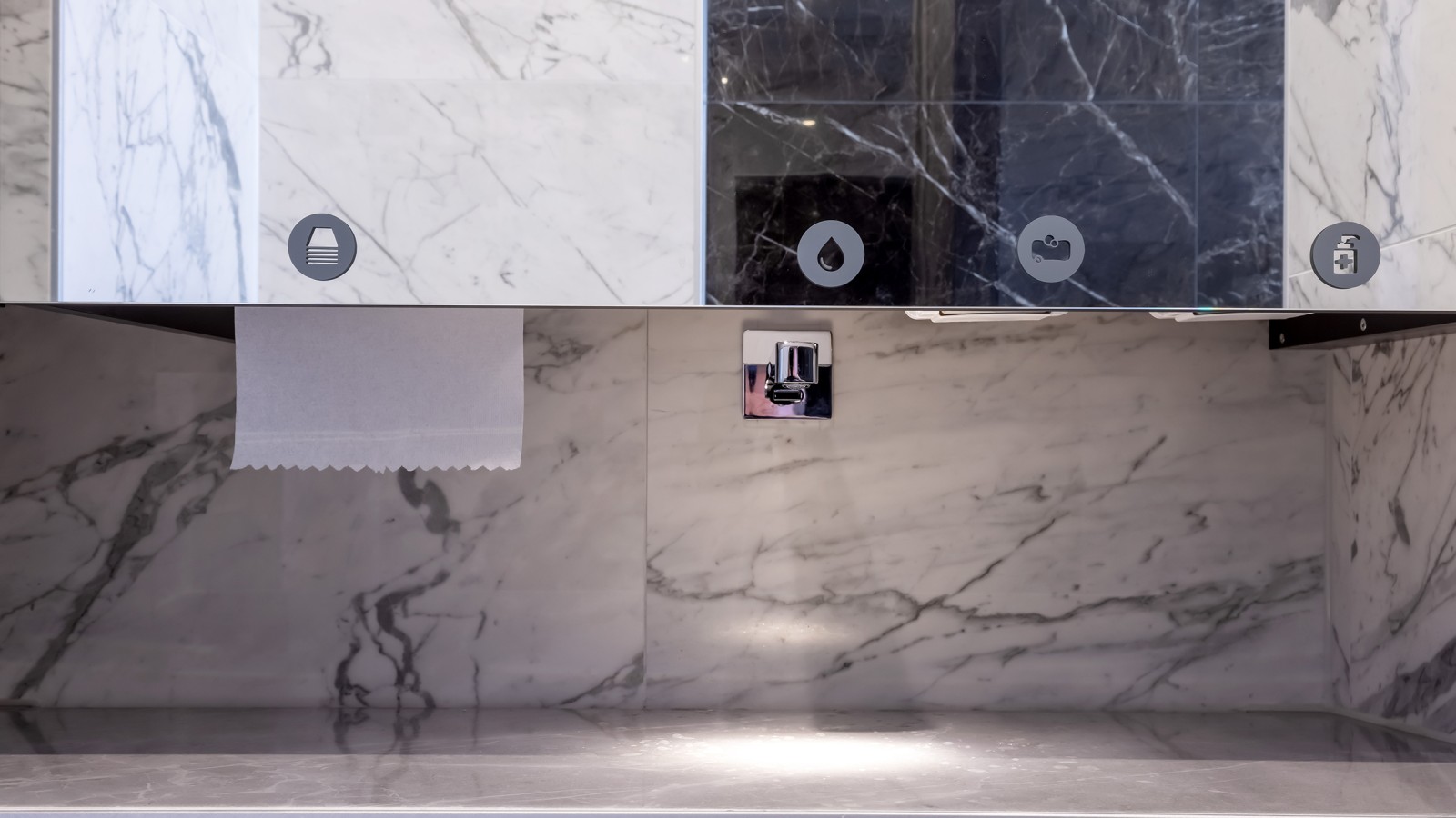 Raffinierte Sonderkonstruktion: Hinter der grossformatigen Waschtischfliese sorgt die Geberit CleanLine20 Duschrinne für den Ablauf des Wassers (© Opernhaus Chemnitz / Nasser Hashemi) Raffinierte Sonderkonstruktion: Hinter der grossformatigen Waschtischfliese sorgt die Geberit CleanLine20 Duschrinne für den Ablauf des Wassers (© Opernhaus Chemnitz / Nasser Hashemi)