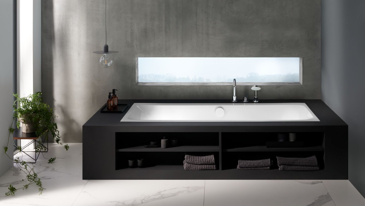Badewanne Geberit Tawa in Weiss mit Chrom-Armaturen Badewanne Geberit Tawa in Weiss mit Chrom-Armaturen