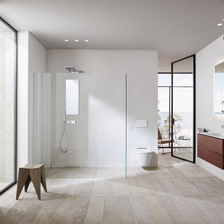 Ein luxuriöses Badezimmer mit einer begehbaren Dusche Ein luxuriöses Badezimmer mit einer begehbaren Dusche