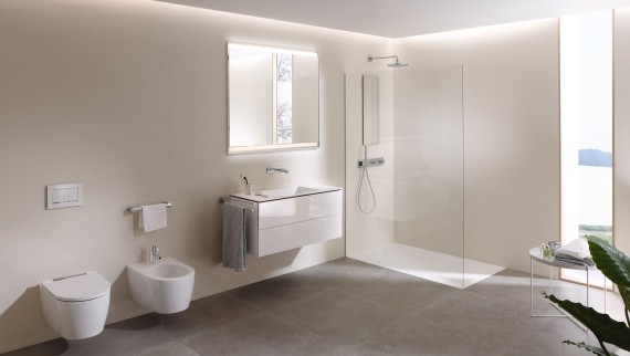 Blick in ein großes Badezimmer mit Geberit AquaClean Mera Dusch-WC, Badmöbeln und Sanitärkeramiken (© Geberit)