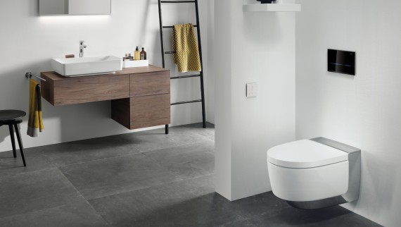 Berührungslose WC-Spülung mit der Geberit Sigma80 Drückerplatte in Kombination mit dem Geberit AquaClean Mera Dusch-WC Berührungslose WC-Spülung mit der Geberit Sigma80 Drückerplatte in Kombination mit dem Geberit AquaClean Mera Dusch-WC