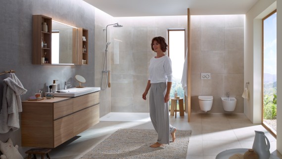 Frau in einem Badezimmer der Geberit iCon Badserie Frau in einem Badezimmer der Geberit iCon Badserie