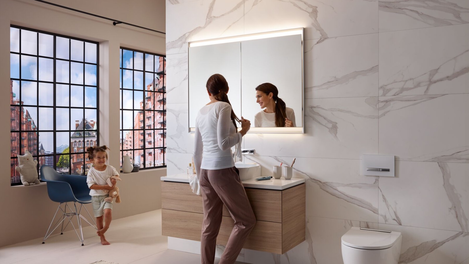 Mutter und Kind in einem Badezimmer mit Geberit ComfortLight Mutter und Kind in einem Badezimmer mit Geberit ComfortLight