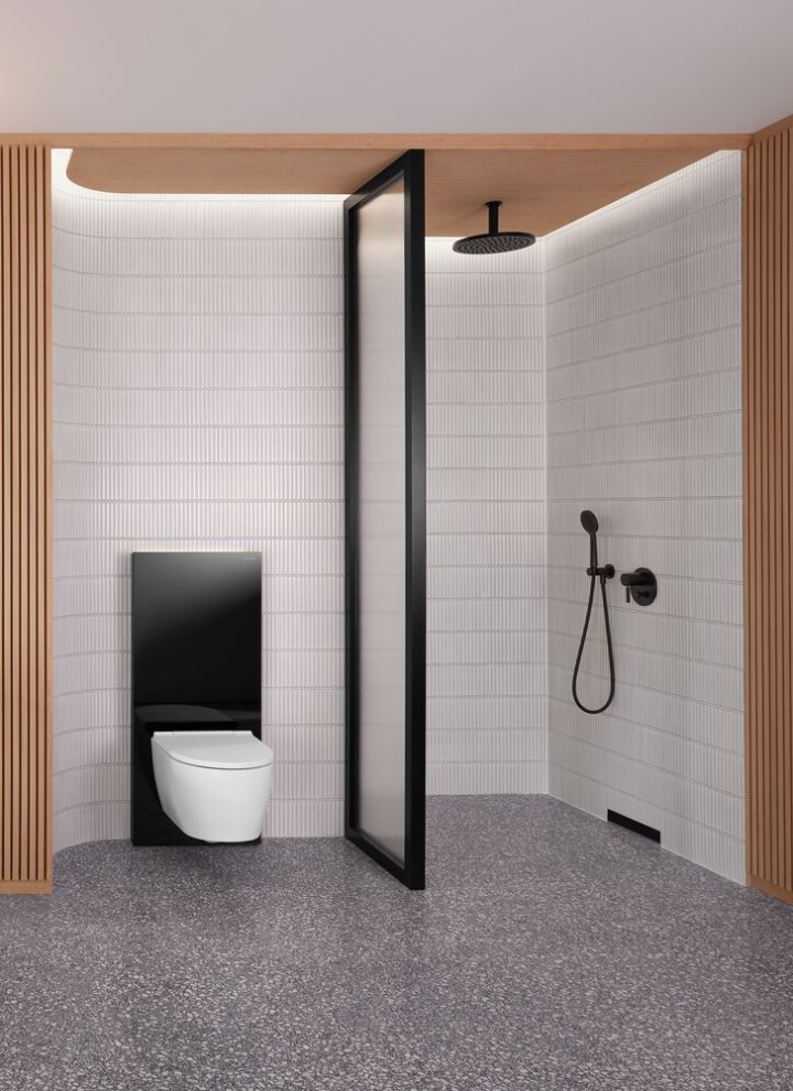Ein Badezimmer mit Holzwand sowie einem Dusch- und WC-Bereich in Schwarz-Weiss Ein Badezimmer mit Holzwand sowie einem Dusch- und WC-Bereich in Schwarz-Weiss