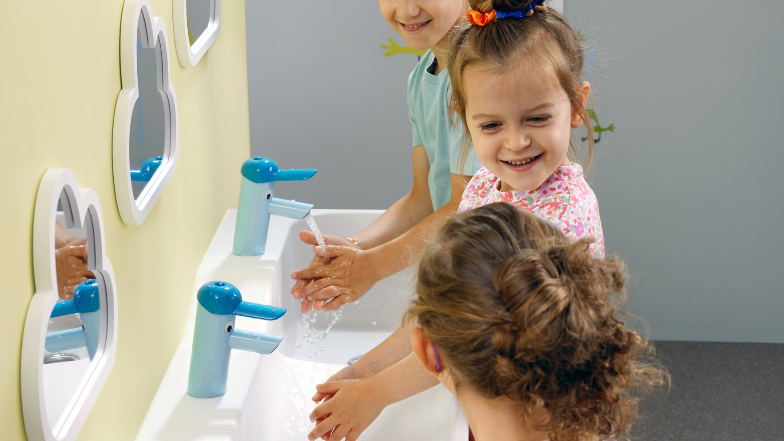 Kinder spielen an einer Geberit Bambini Spiel- und Waschlandschaft Kinder spielen an einer Geberit Bambini Spiel- und Waschlandschaft