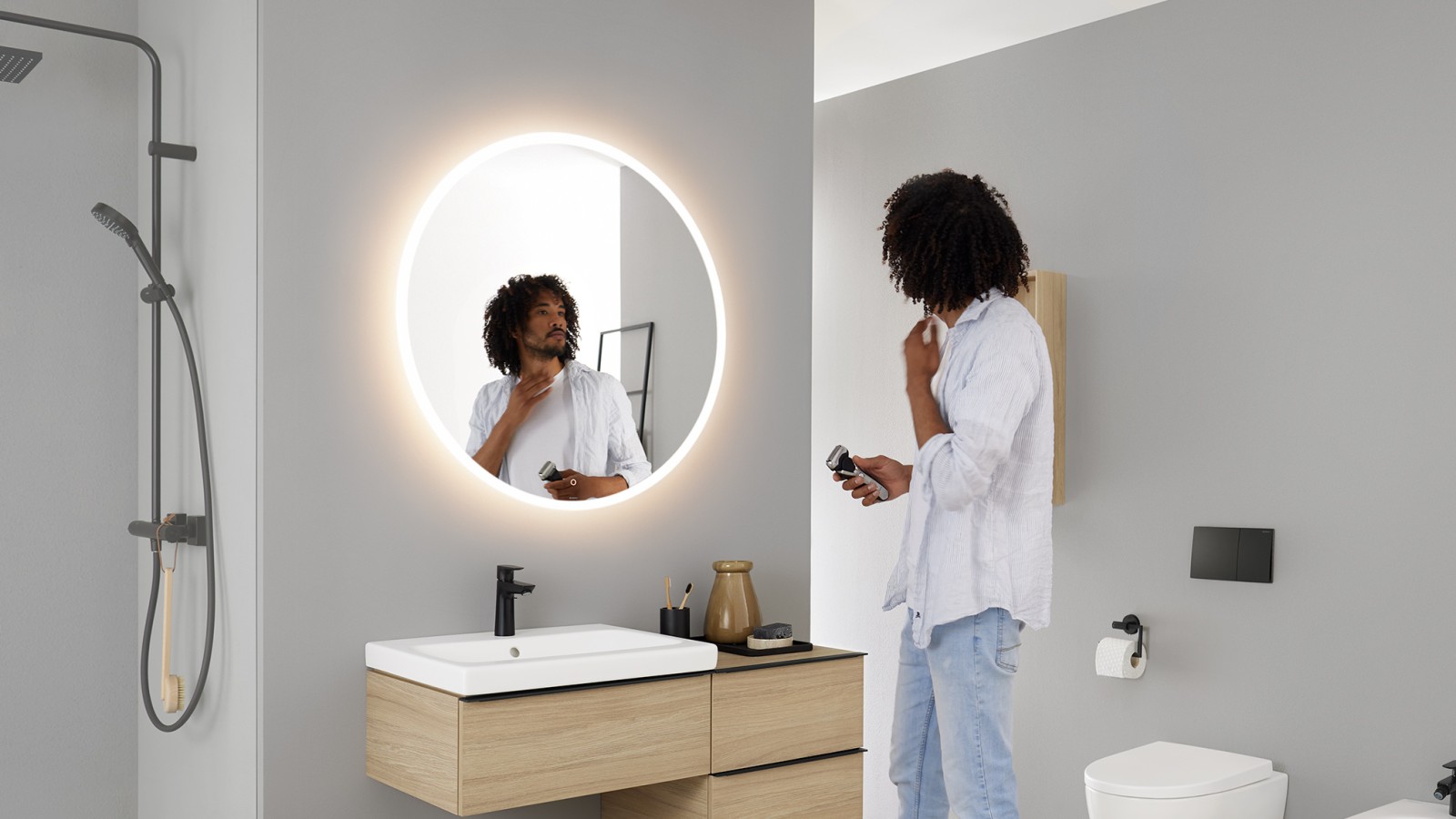 Geberit Option Spiegel rund mit Möbel und Keramiken der Badserie Geberit iCon