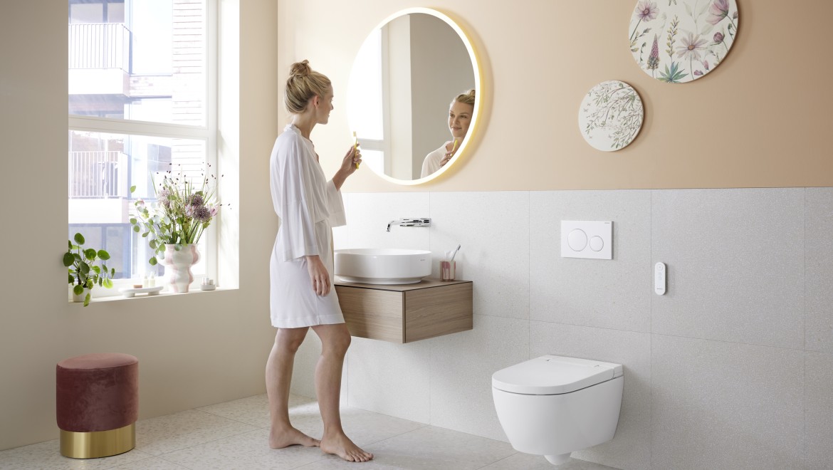 Badezimmer in der Trendfarbe Peach Fuzz mit dem Dusch-WC Geberit AquaClean Alba Badezimmer in der Trendfarbe Peach Fuzz mit dem Dusch-WC Geberit AquaClean Alba