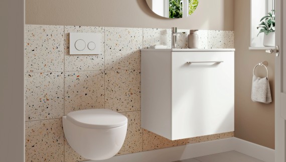 Kleines Geberit Selnova Bad mit wandhängendem WC und Waschplatz Kleines Geberit Selnova Bad mit wandhängendem WC und Waschplatz