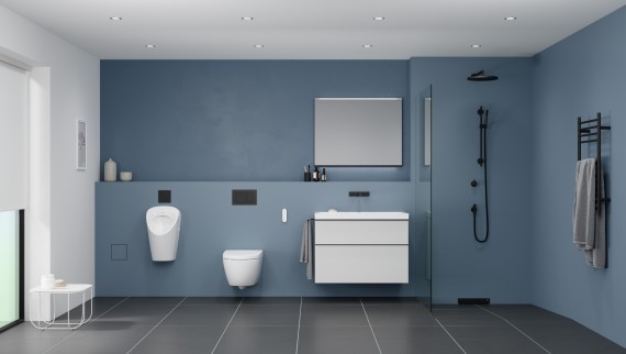 Badezimmer mit Urinal, WC, Waschtisch und Dusche