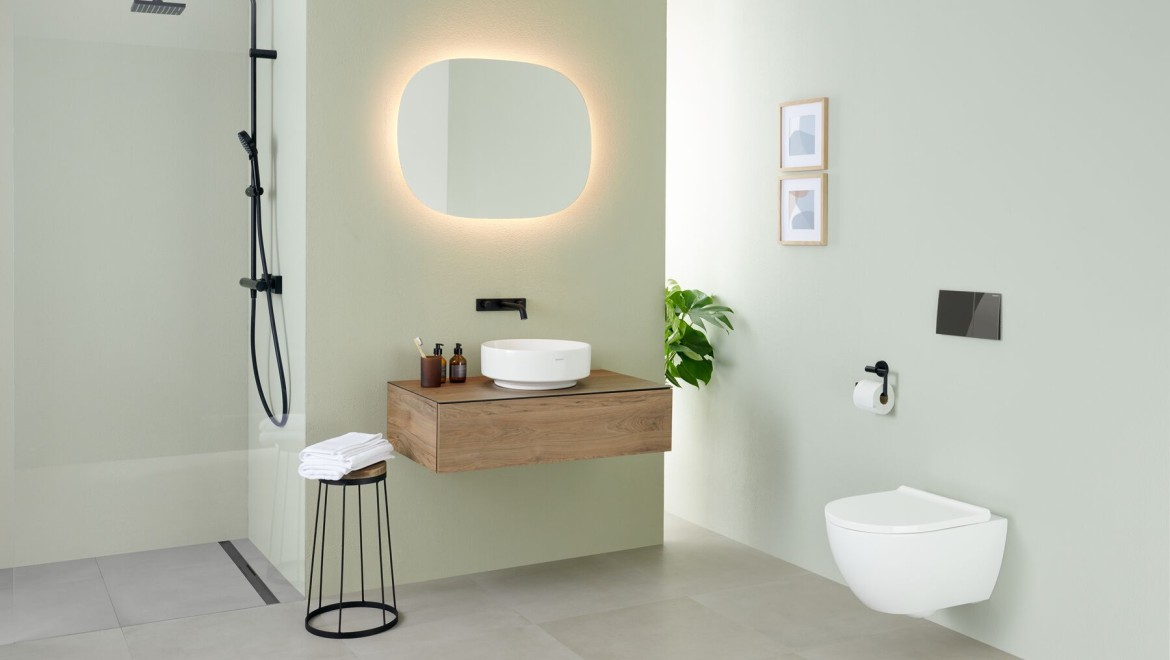 Geberit VariForm Waschtisch und die neuen Geberit Option Lichtspiegel in Oval. Geberit Acanto WC und Sigma70 Betätigungsplatte. (c) Geberit