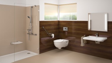 Barrierefreies Badezimmer mit Waschplatz, WC und bodenebener Dusche
