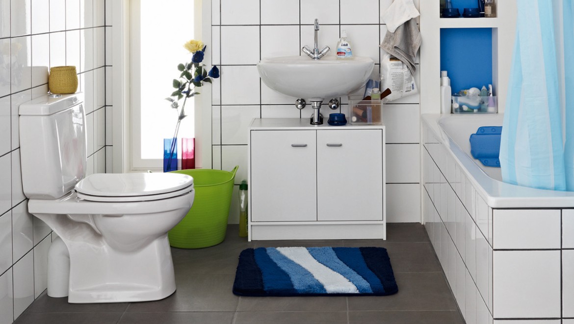Überfülltes Badezimmer vor der Renovierung mit bodenstehendem WC und sichtbarem Spülkasten Überfülltes Badezimmer vor der Renovierung mit bodenstehendem WC und sichtbarem Spülkasten