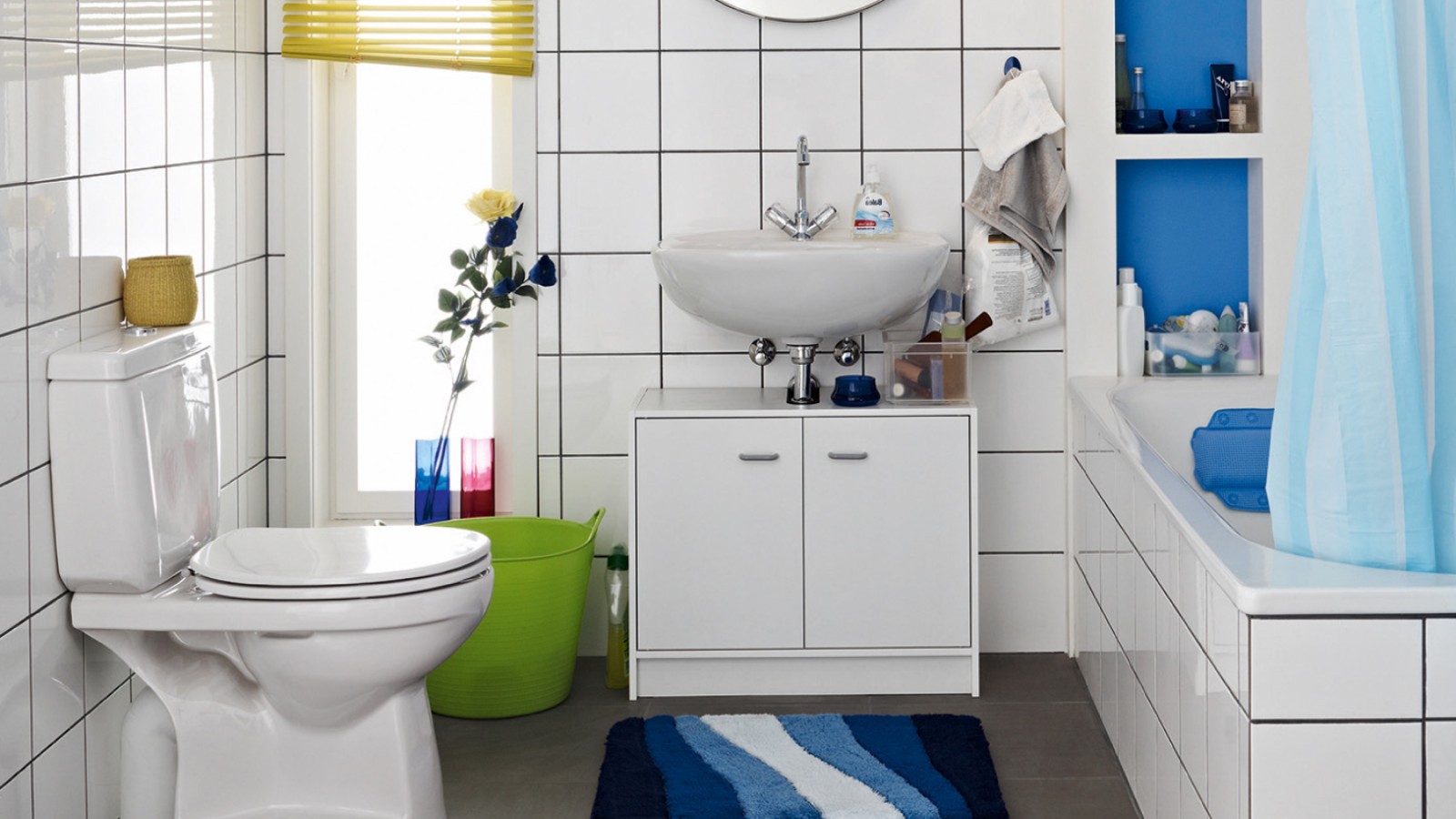 Überfülltes Badezimmer vor der Renovierung mit bodenstehendem WC und sichtbarem Spülkasten Überfülltes Badezimmer vor der Renovierung mit bodenstehendem WC und sichtbarem Spülkasten