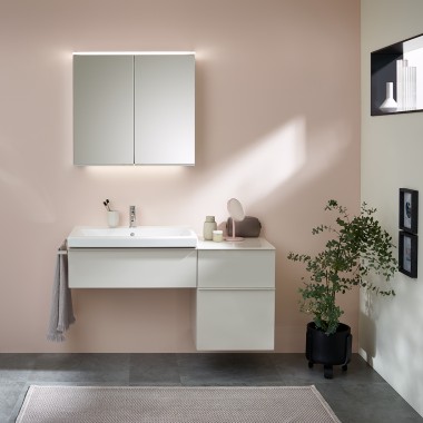 Doppelwaschplatz der Badserie Geberit Renova Plan mit Option Plus Spiegelschrank Doppelwaschplatz der Badserie Geberit Renova Plan mit Option Plus Spiegelschrank