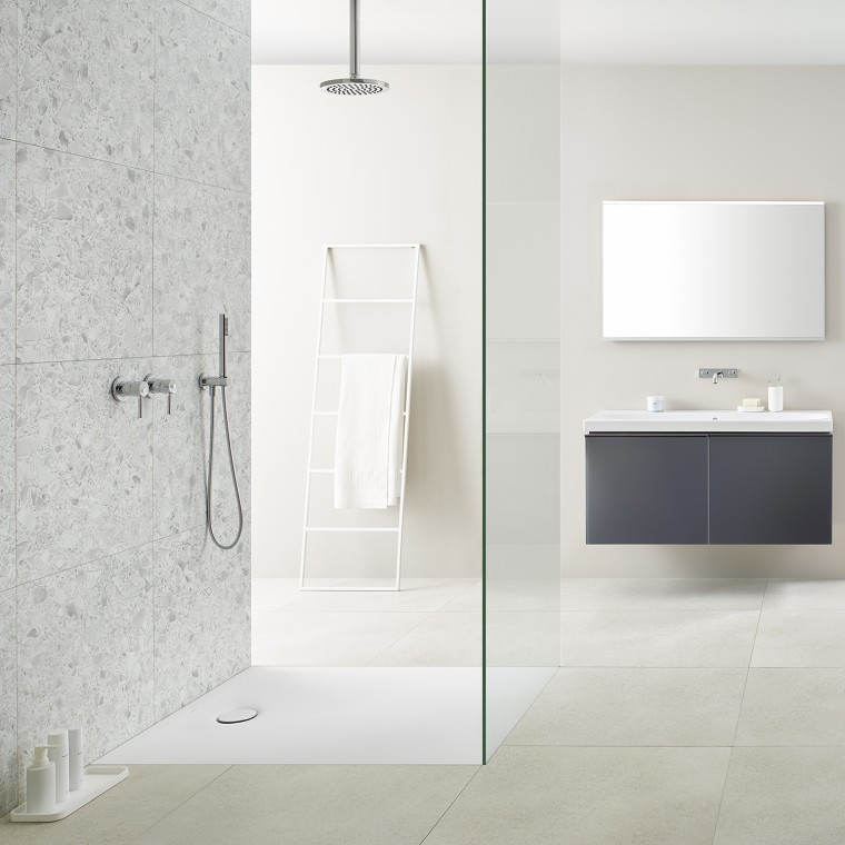 Badezimmer mit Geberit Olona Duschwanne Badezimmer mit Geberit Olona Duschwanne